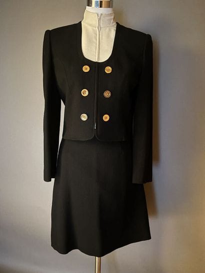 MISS ACHIDA
Ensemble tailleur jupe. 
Veste...