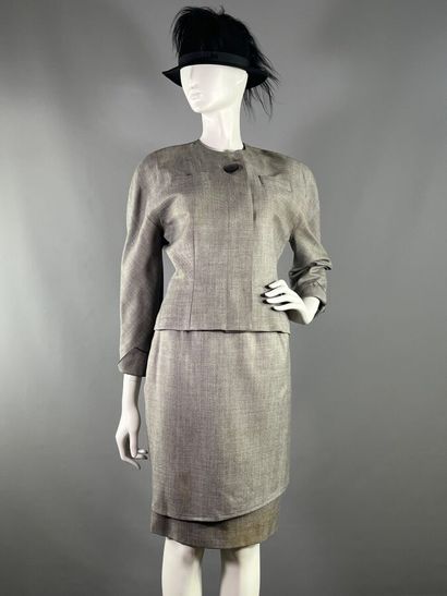 GUY LAROCHE - Lot de 2 tailleurs.

-Modèle...