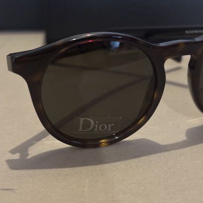 DIOR - Paire de lunettes de soleil modèle...