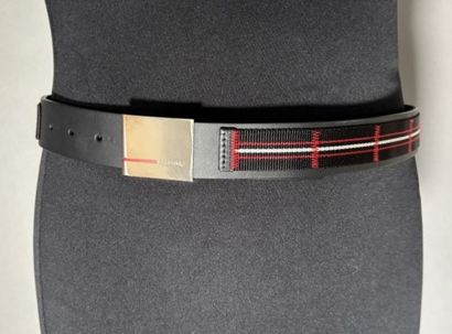 DIOR HOMME
Ceinture cuir noir, blanc et rouge....