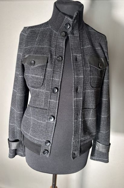 PAOLO PECORA
Veste courte en laine grise...