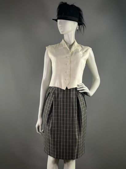 GUY LAROCHE - Lot de 2 tailleurs.

-Modèle...