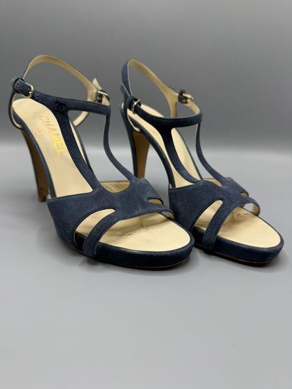 CHANEL - Escarpins d'été.

-Modèle en cuir...