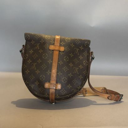 LOUIS VUITTON - Besace modèle Chantilly à...