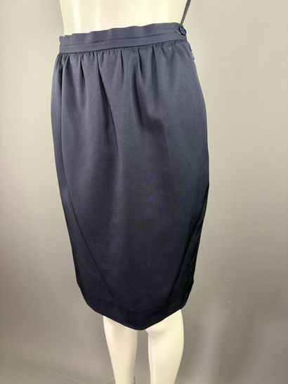 GIVENCHY LIFE - Tailleur jupe.

En laine...