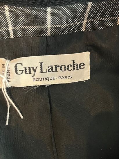 GUY LAROCHE - Lot de 2 tailleurs.

-Modèle...
