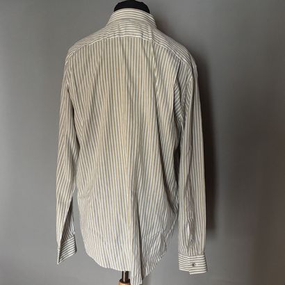 HERMES
Chemise homme à rayures beige et blanc...
