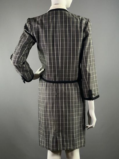 GUY LAROCHE - Lot de 2 tailleurs.

-Modèle...