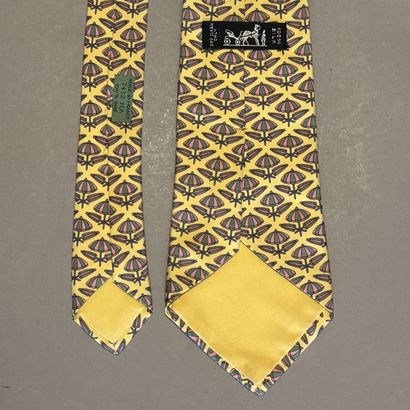 HERMES - Cravate en soie jaune à motifs de...