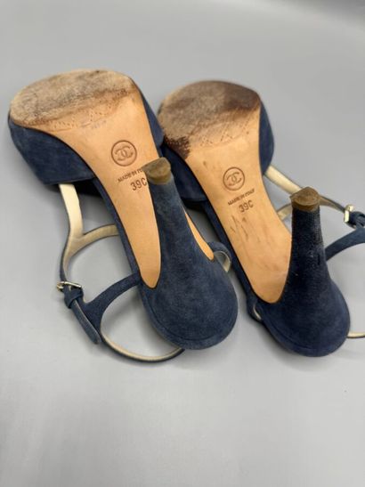 CHANEL - Escarpins d'été.

-Modèle en cuir...