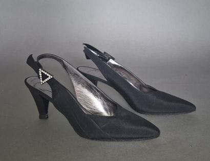 YVES SAINT LAURENT
Paire d'escarpin Sling...