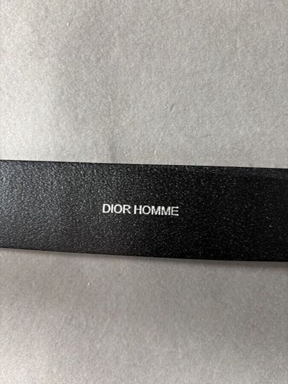 DIOR HOMME
Ceinture cuir noir, blanc et rouge....