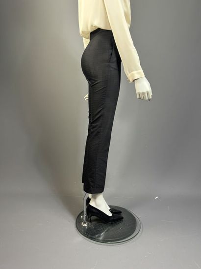 CHRISTIAN DIOR 
Pantalon noir à rayures horizontales
Taille...