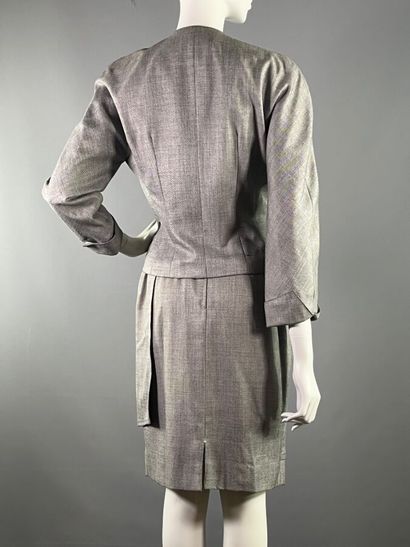 GUY LAROCHE - Lot de 2 tailleurs.

-Modèle...
