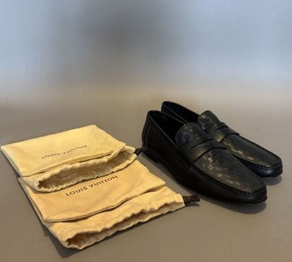 LOUIS VUITTON - Paire de mocassins noir à...