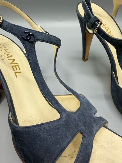 CHANEL - Escarpins d'été.

-Modèle en cuir...