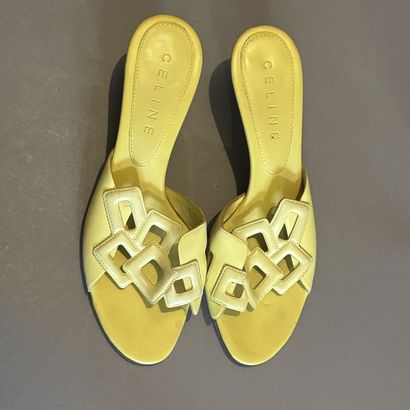 CELINE 
Paire de mule à talons jaune (usures)
Taille...
