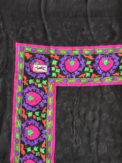 YVES SAINT LAURENT
Foulard en soie noire...