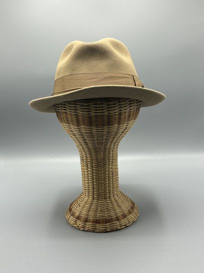 BATES
Chapeau en feutre beige. 
Taille approximative...