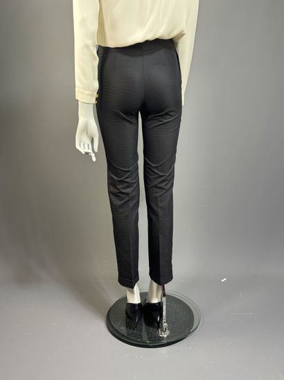CHRISTIAN DIOR 
Pantalon noir à rayures horizontales
Taille...