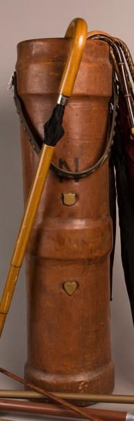 Sac de forme cylindrique en cuir contenant...