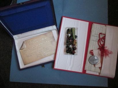 Lot: rosettes et rubans de boutonnière, médailles...