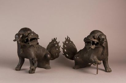Paire de chiens de Fô en bronze patiné. Chine,...