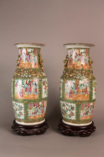 Paire de vases en porcelaine de Canton à...