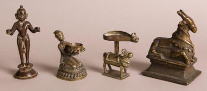 Ensemble de statuettes indiennes comprenant:...