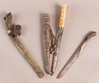 Lot comprenant: - Arme ottomane. Le manche...
