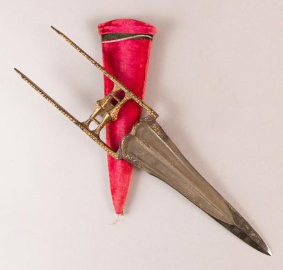 Katar. La poignée damasquinée d'or à décor...