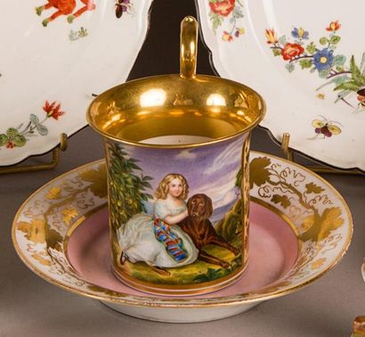 PARIS
Une tasse et sa sous-tasse en porcelaine...