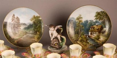 Deux assiettes en porcelaine à décor de paysages...
