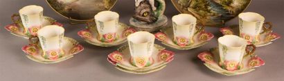 Dix tasses et sous tasses en porcelaine,...
