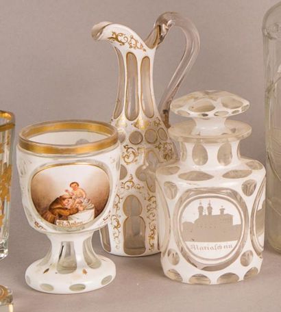 Lot en verre overlay blanc et or, comprenant:...