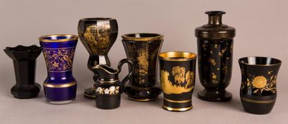 Ensemble en verre noir et or, dit «hyalite»,...