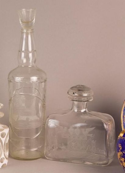 Deux flacons en verre gravé, l'un à décor...