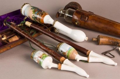 Trois pipes, les foyers en porcelaine à décor...