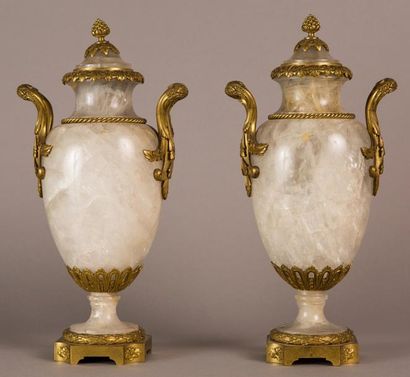 Paire de vases couverts, à deux anses, de...