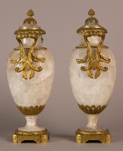 Paire de vases couverts, à deux anses, de...