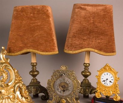 Paire de lampes en bronze, le piètement à...