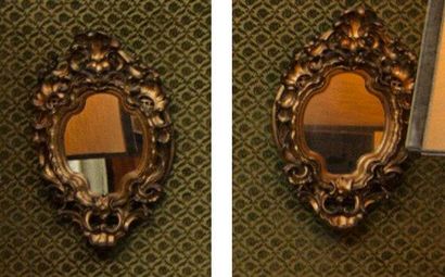 Paire de petits miroirs de forme déchiquetée,...