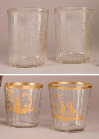 Paire de gobelets en verre gravé à décor...