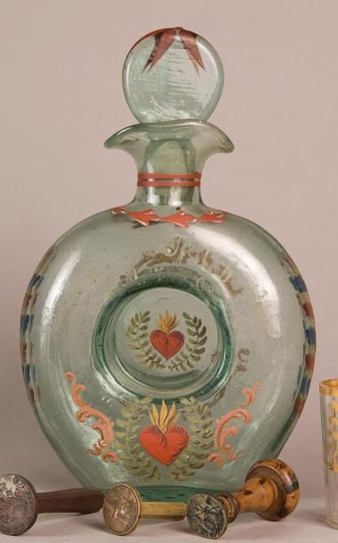 Gourde annulaire en verre vert à décor émaillé...