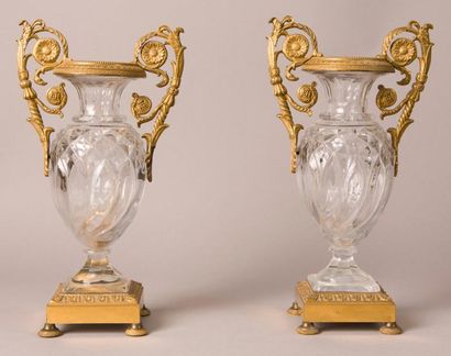 Paire de vases en cristal taillé à côtes...