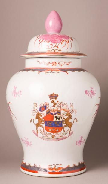Vase en porcelaine de Chine à décor polychrome...