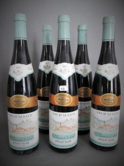 Cinq bouteilles de vins d'Alsace Pinot Noir...