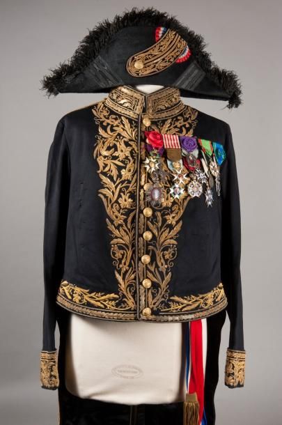 Habit-veste d'ambassadeur, en drap noir....