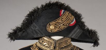 Bicorne-claque en taupé, galons et plume...