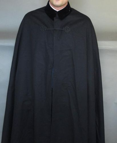 Cape en drap noir à brandebourgs noirs. Avec...